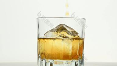 倒威士忌冰岩石玻璃白色